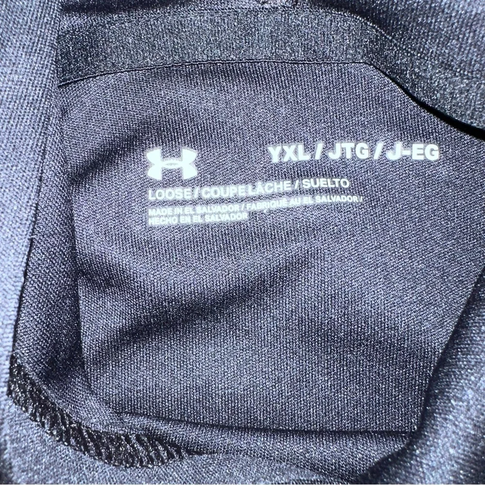 NWOT Youth XLarge Under Armour Pullover Hooded Athletic LS Shirt - Picture 2 of 5